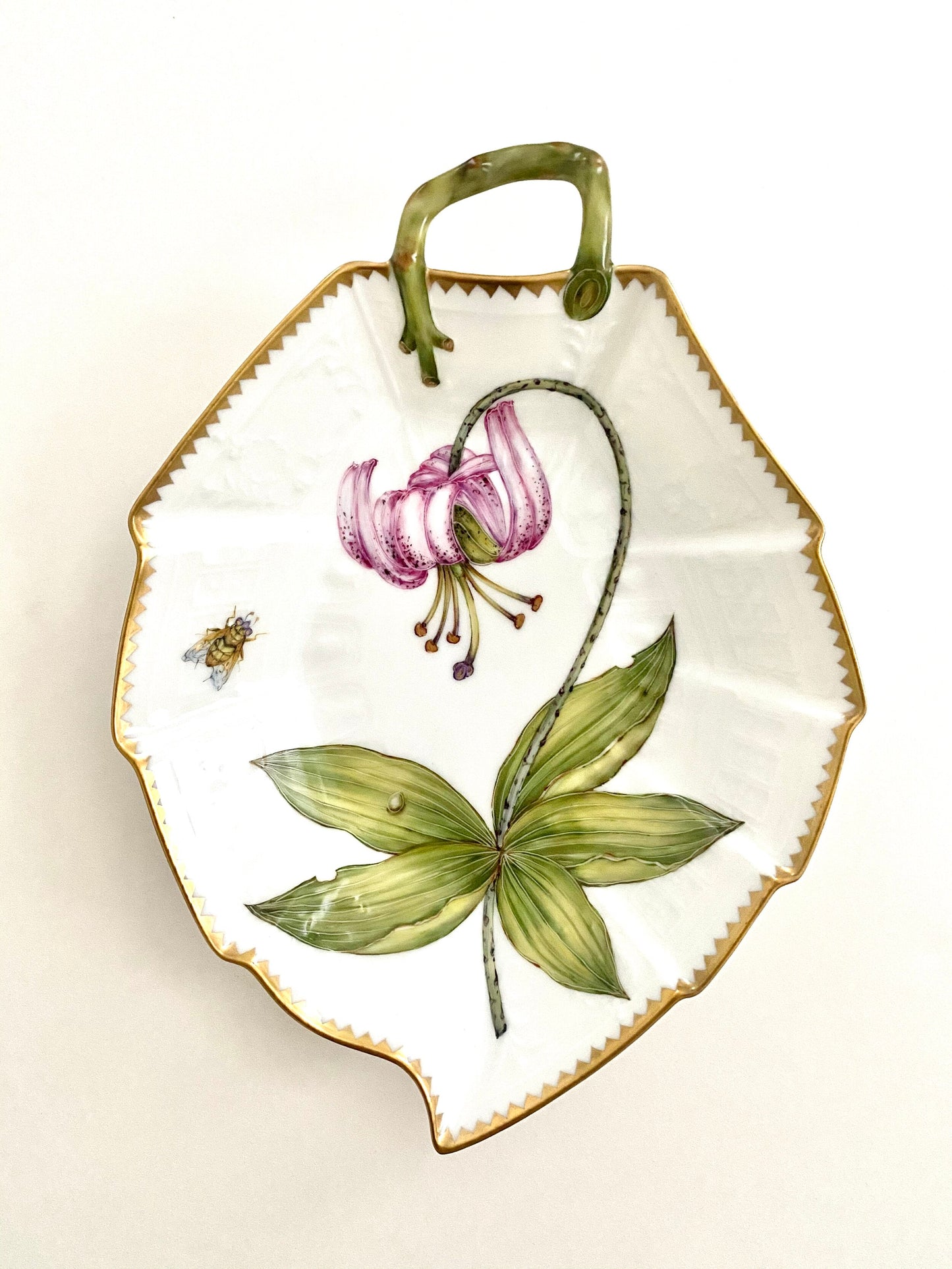 DA61 - Leaf Shaped Dish