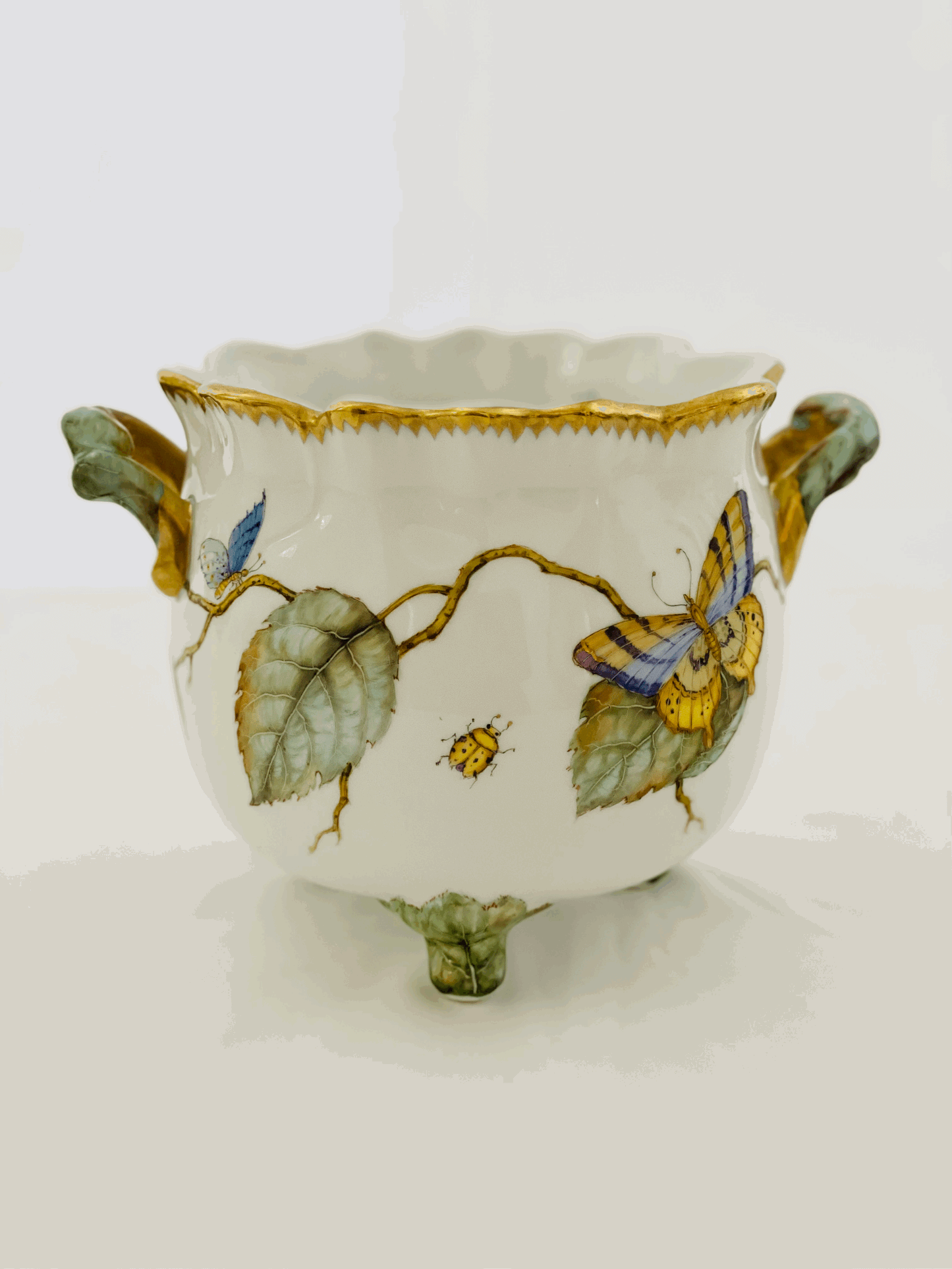 M178 - Ruffled Cachepot