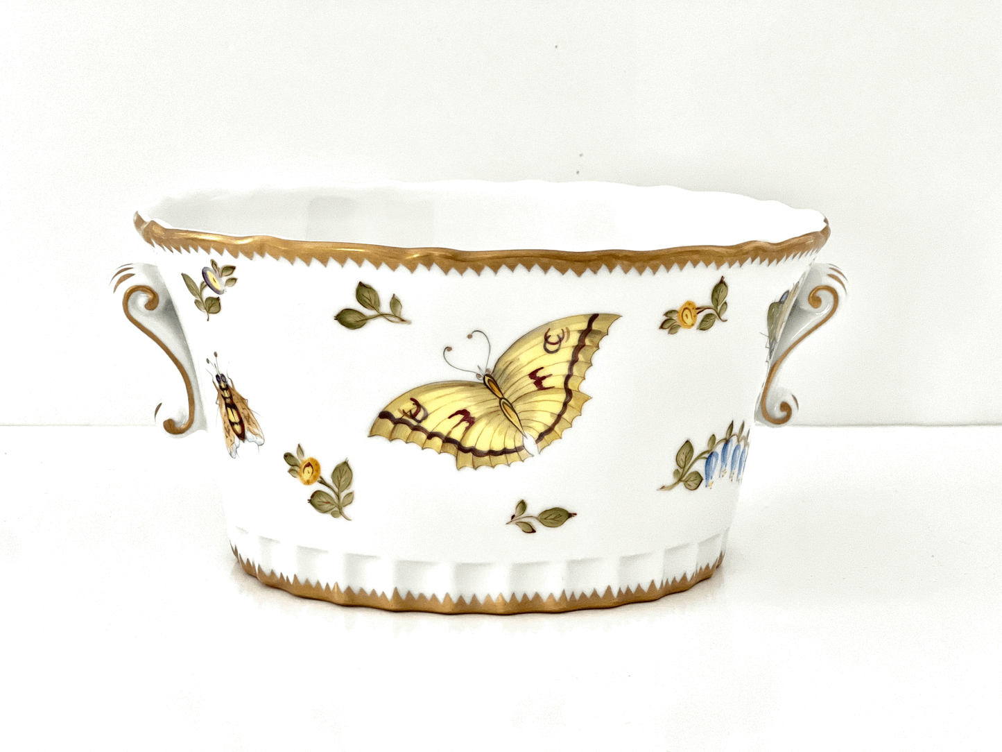 BL26 - Oval Cachepot