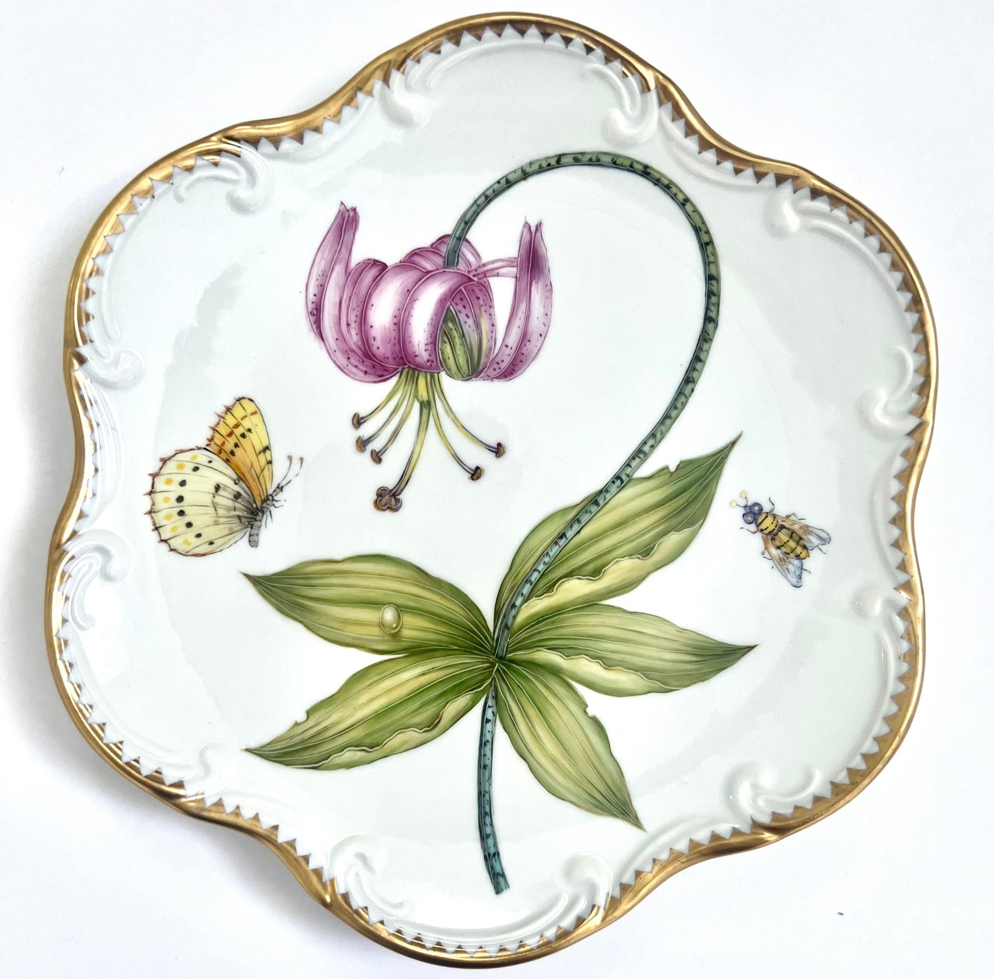 MT32 - Scalloped Salad/Dessert Plate