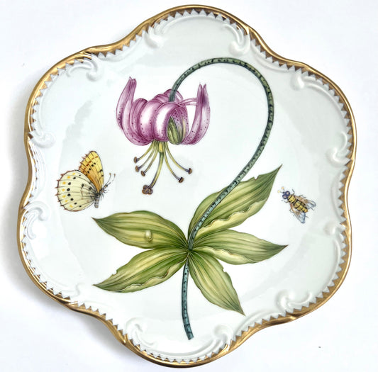 MT32 - Scalloped Salad/Dessert Plate