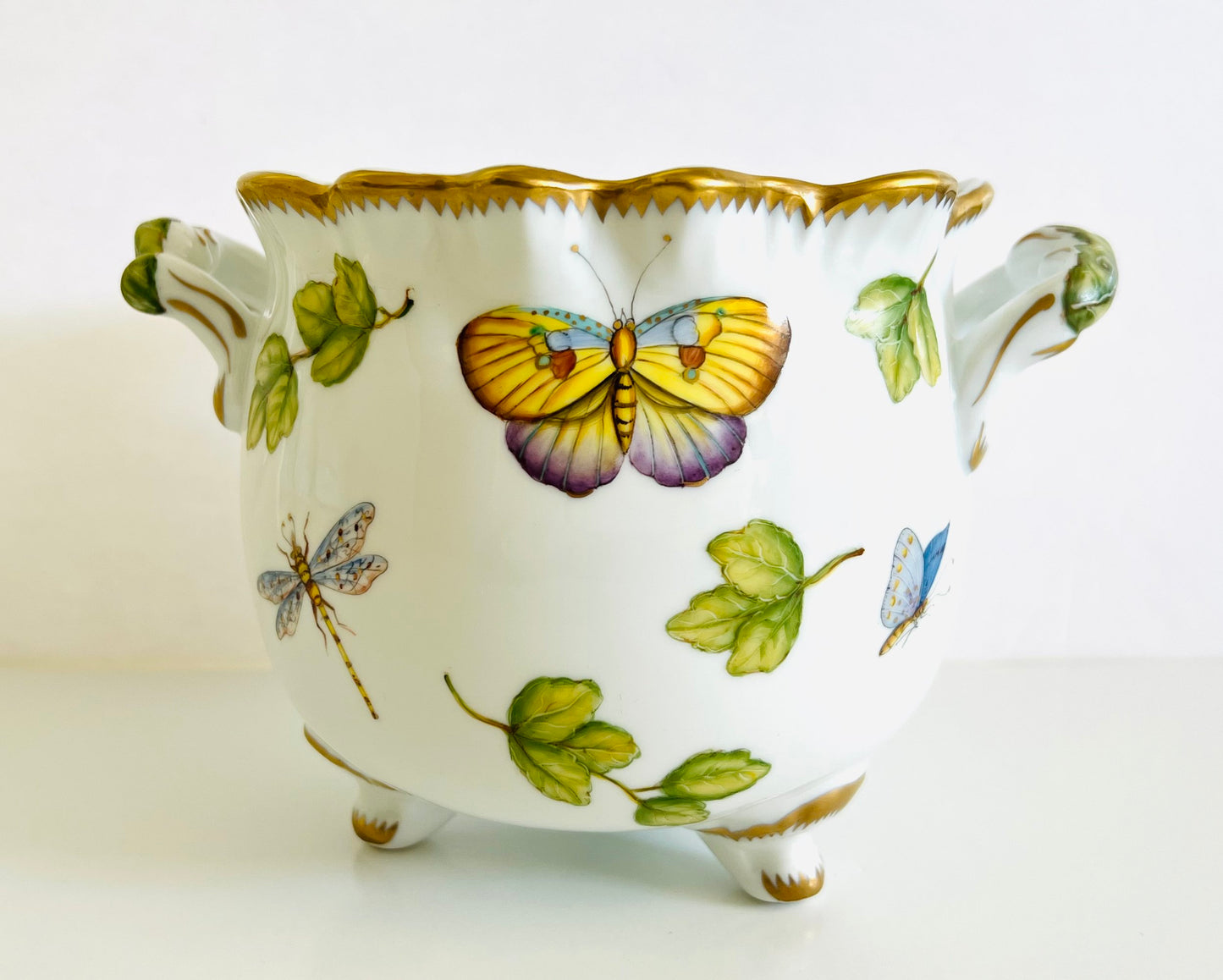 NN7 - Ruffled Cachepot