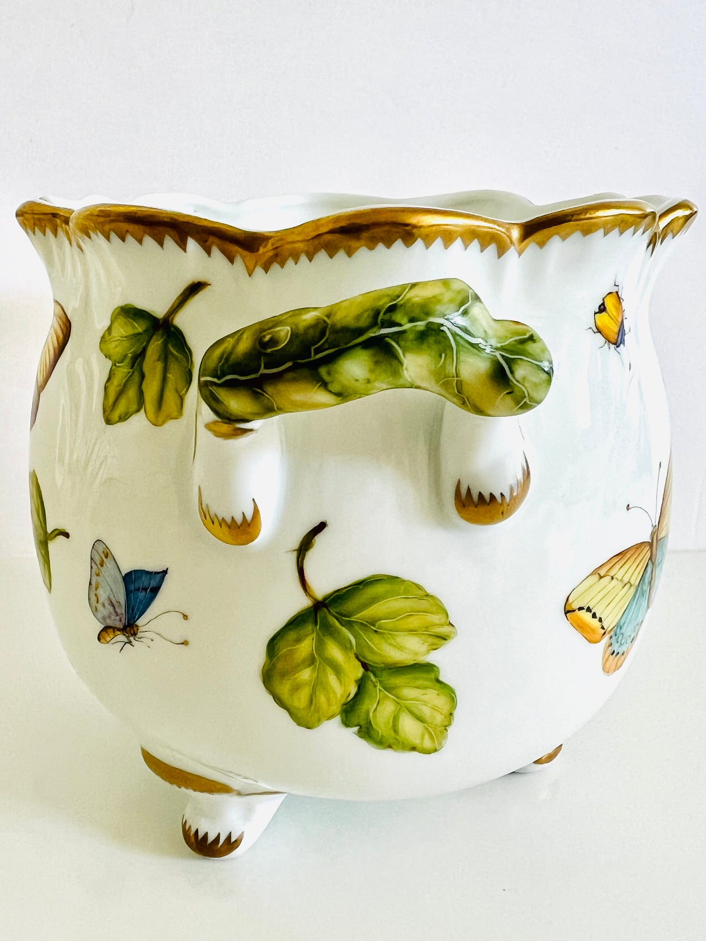 NN7 - Ruffled Cachepot