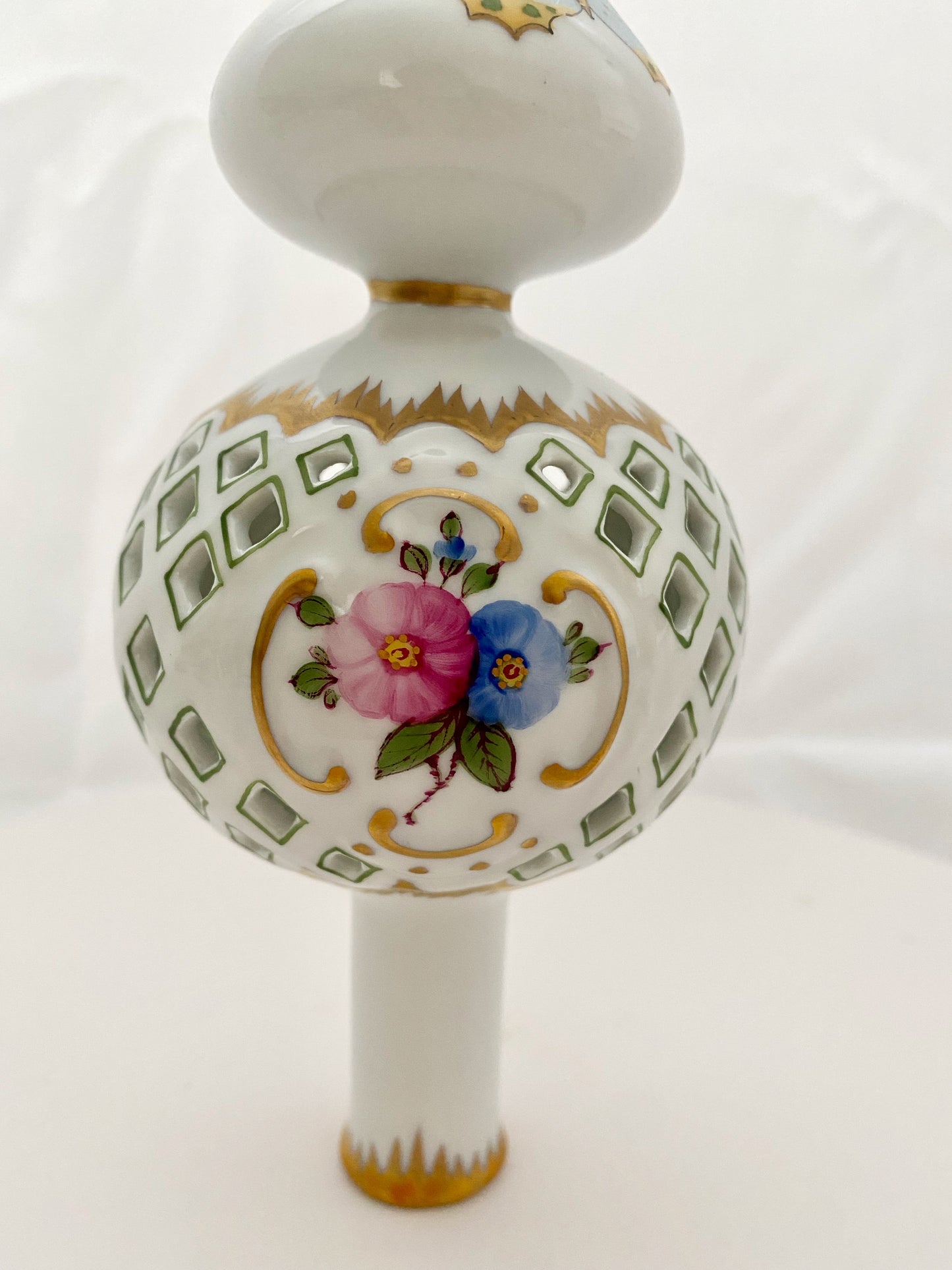 AW85 - Pierced Christmas Tree Topper