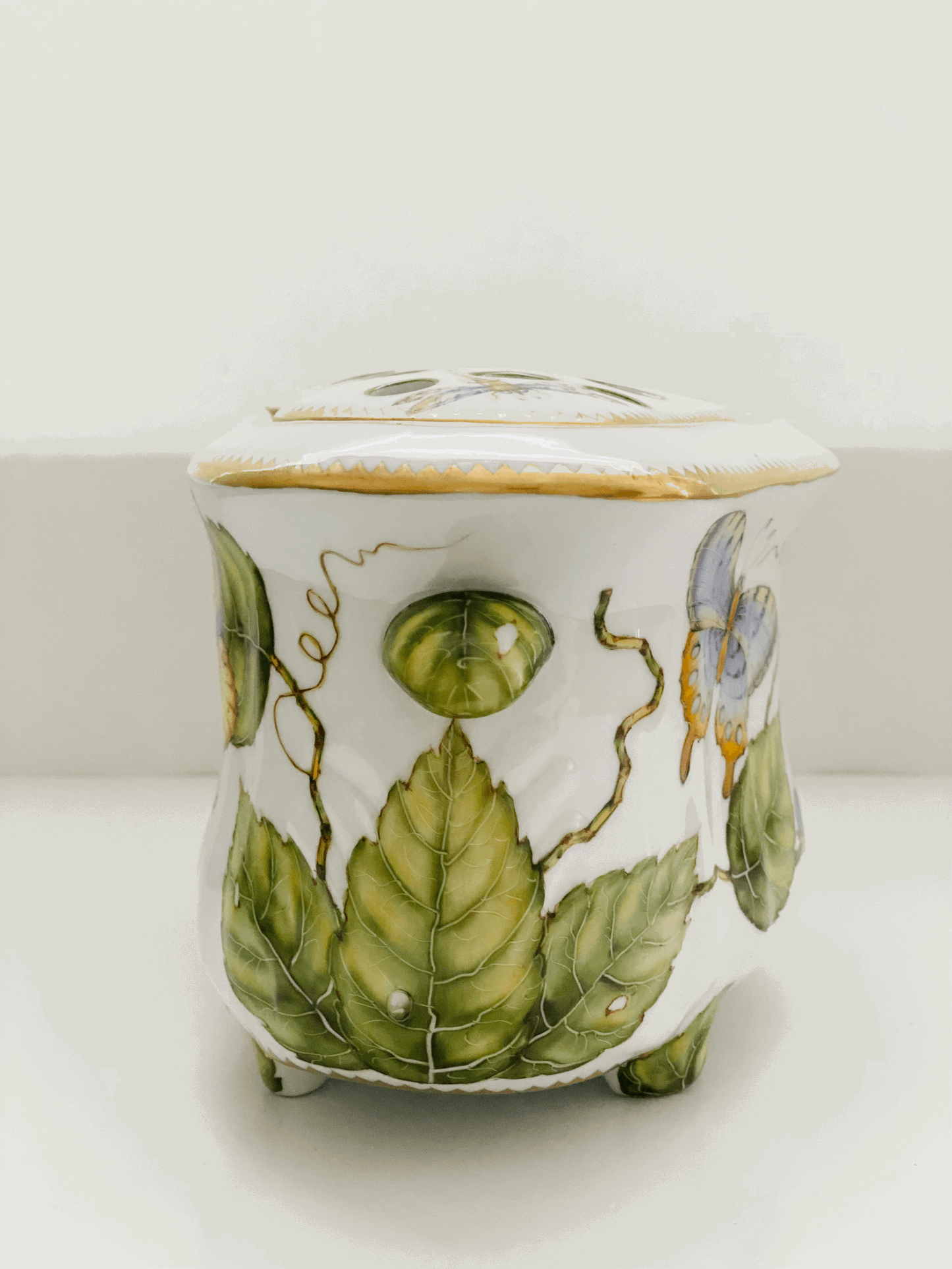 ZE96 - Large Flower Arranger with Lid