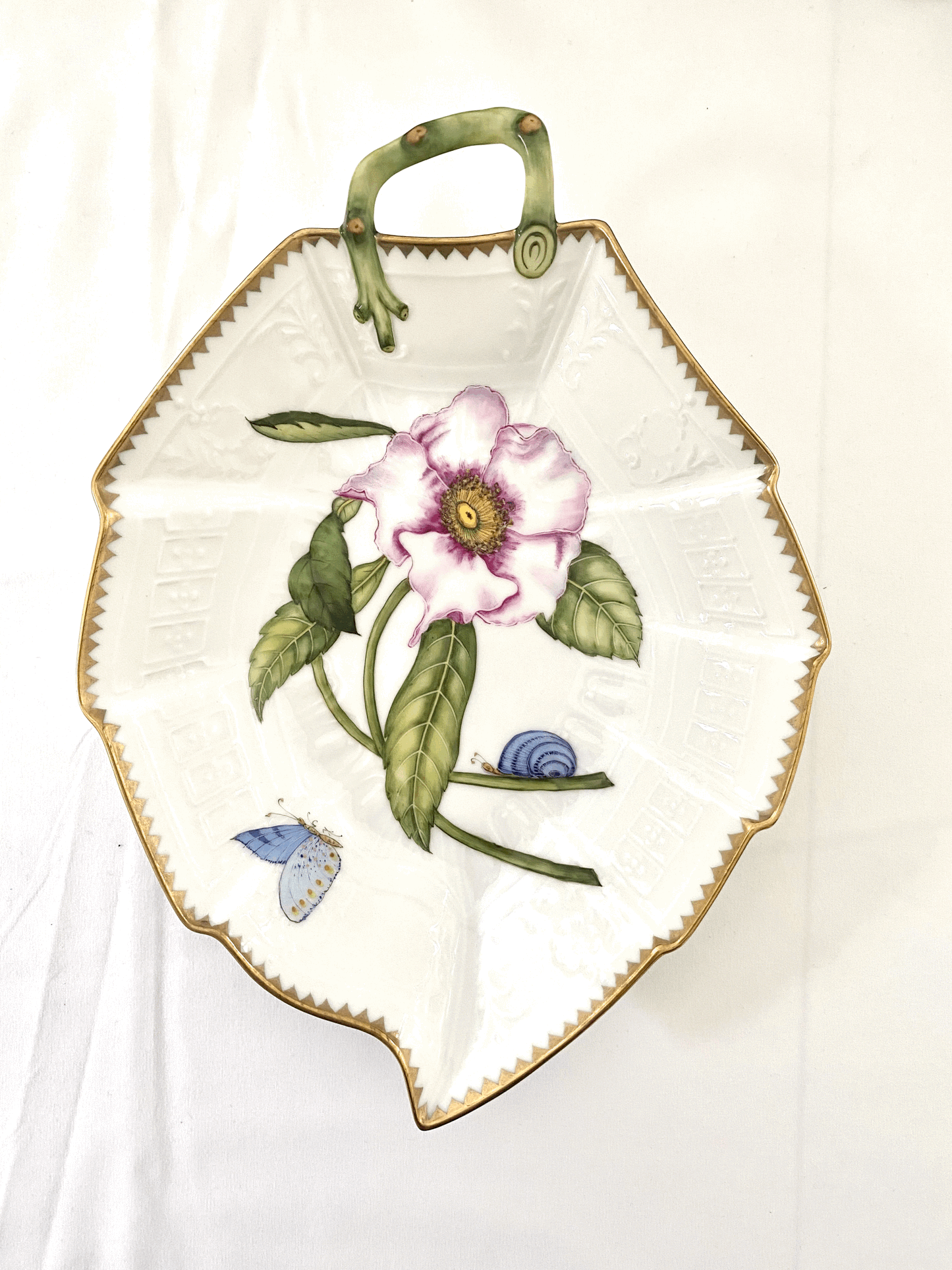 PE12 - Leaf Shaped Dish