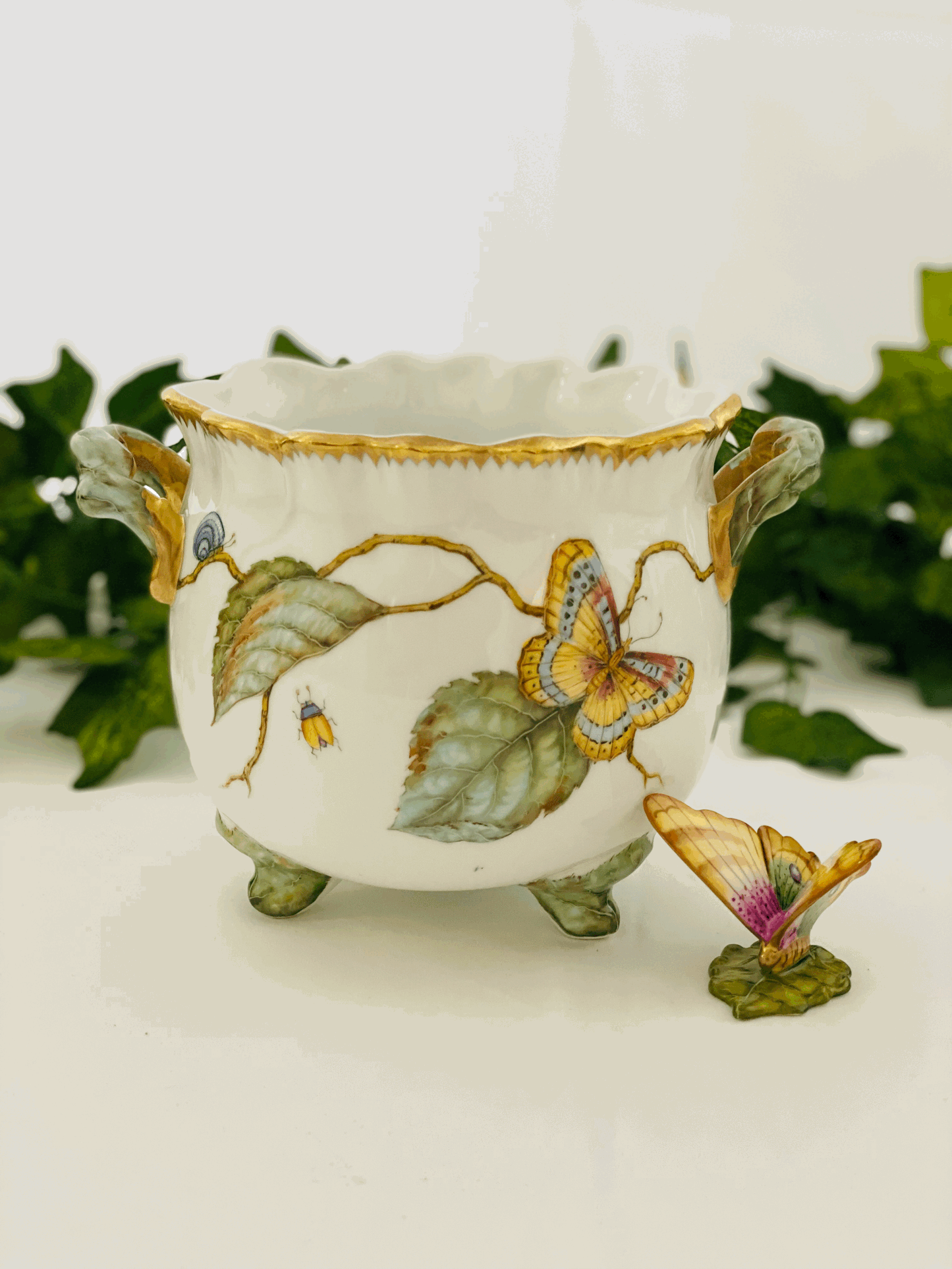 M178 - Ruffled Cachepot
